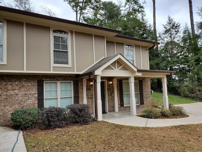 Building Photo - 909 Avon Pl