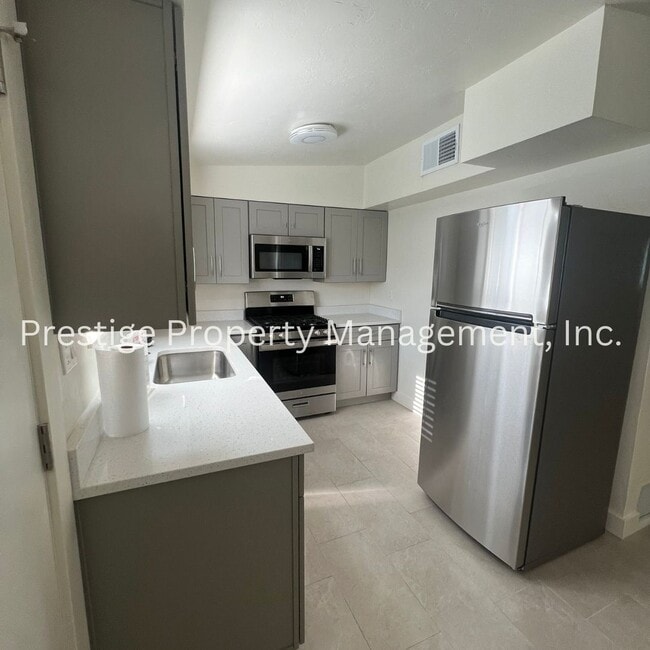 Photo - 1/1 Remodeled Triplex Across from the UofA!