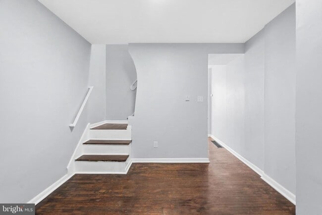 Photo - 707 Royden St