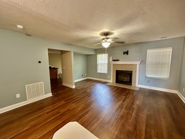 Photo - Large 4 Bed, 2.5 bath in Lexington!