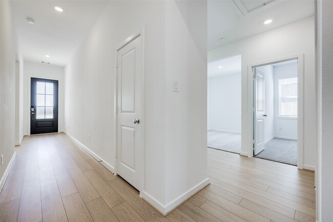 Building Photo - 9711 Westminster Mnr Dr