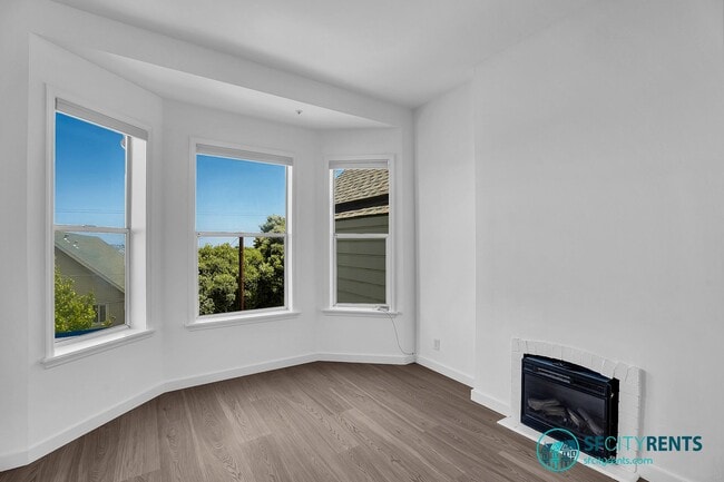Photo - Noe Valley: Remodeled Top Floor Bi-Level Apartment w/ Views & Shared Yard Unidad 412 Hoffman Ave. #2