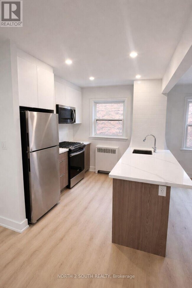 Photo - 1024 King St E Unité 9