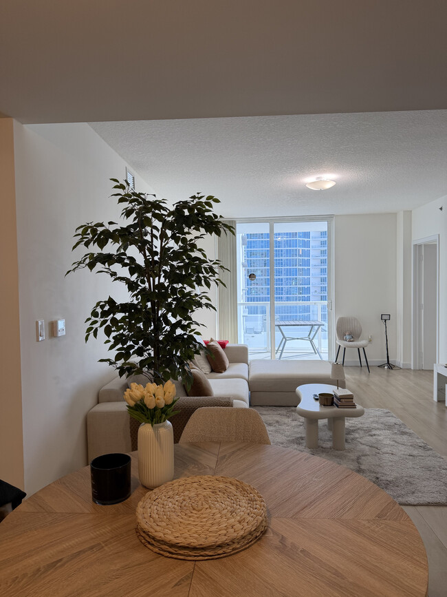 Photo - 615 NE 25th St Unidad B1