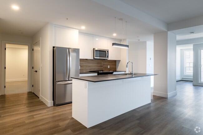 3BR, 2BA - 1483 SF - Kitchen - Courtyard 1 & 2 At Bayers & Young