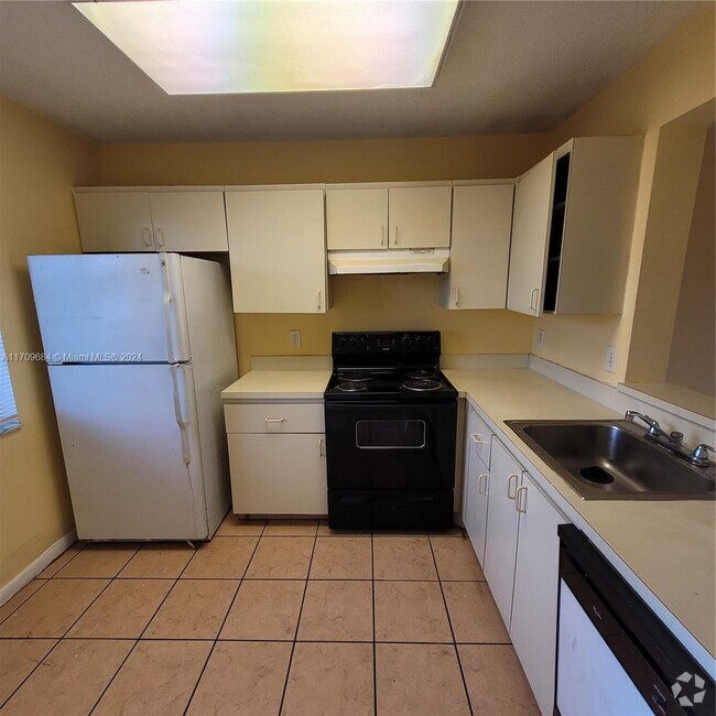 Building Photo - 2 bedroom in Miramar FL 33025 Rental