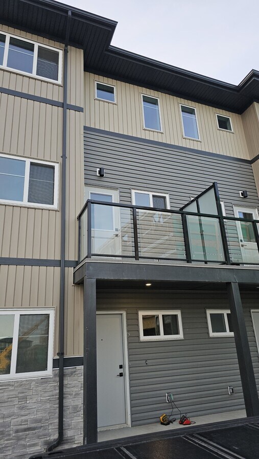 Photo - 18120-18128 28 Ave SW