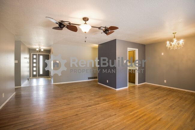 Photo - 6504 Loftus Ave NE