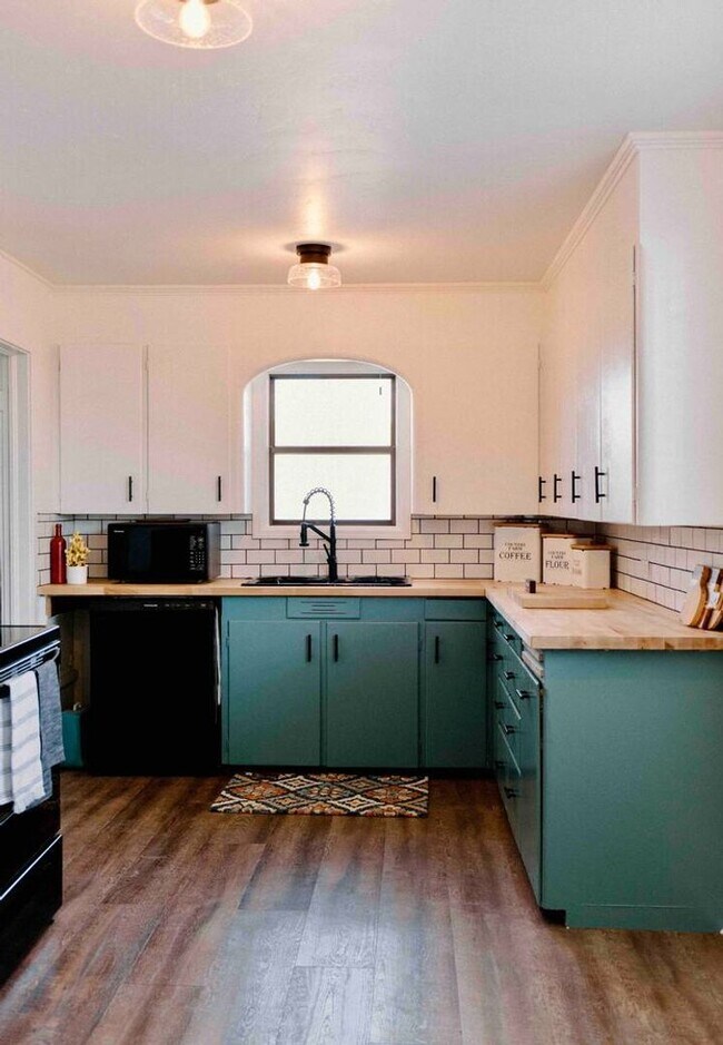 Photo - Beautiful, fully furnished, 3-bedroom, 2-b...