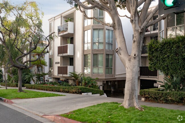 8530 Holloway Dr - 8530 Holloway Dr