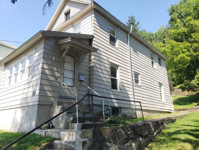 Photo - 718 W 5th Ave