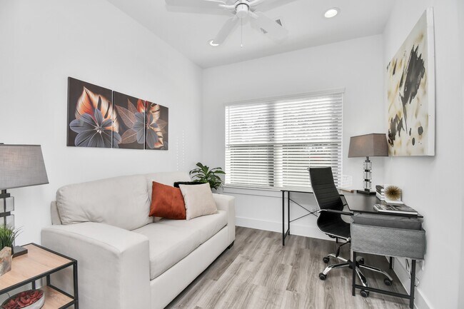 Photo - 2003 Laverne Holw Ln Unit B