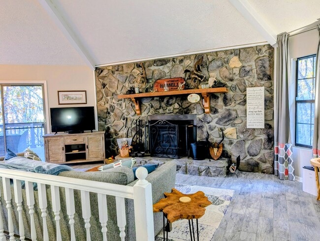 Building Photo - 842 Alpine Dr