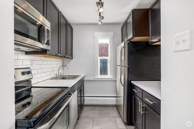 1BR, 1BA - 690SF - Kitchen