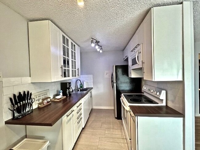 Photo - Furnished Cozy 1 Bedroom / 1 Bath Condo - ... Unit #6
