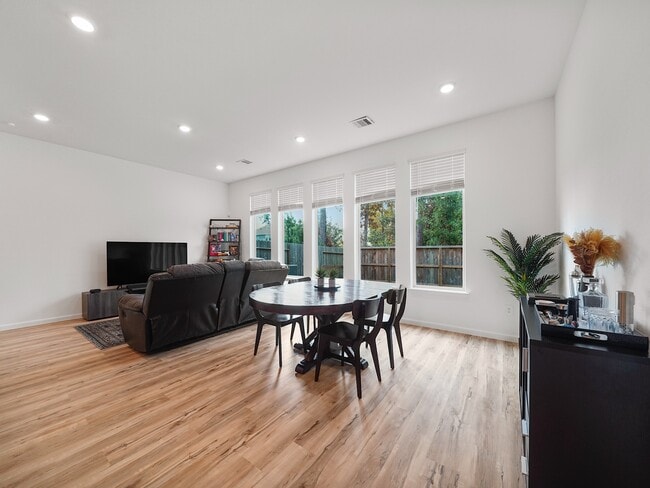 Building Photo - 674 Royal Arch Dr