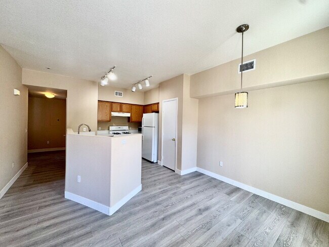 Photo - DOWNSTAIRS CONDO | GATED COMMUNITY | CENTENNIAL HILLS | UPDATED 3 BEDROOM Unidad #1181