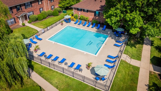 Pueblo del lago de la ensenada | Ángulo del área de la piscina 3 - Cove Lake Village Apartments