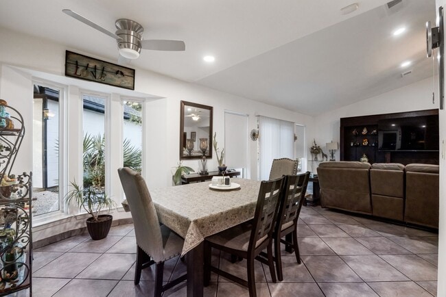 Building Photo - 127 Sagewood Dr