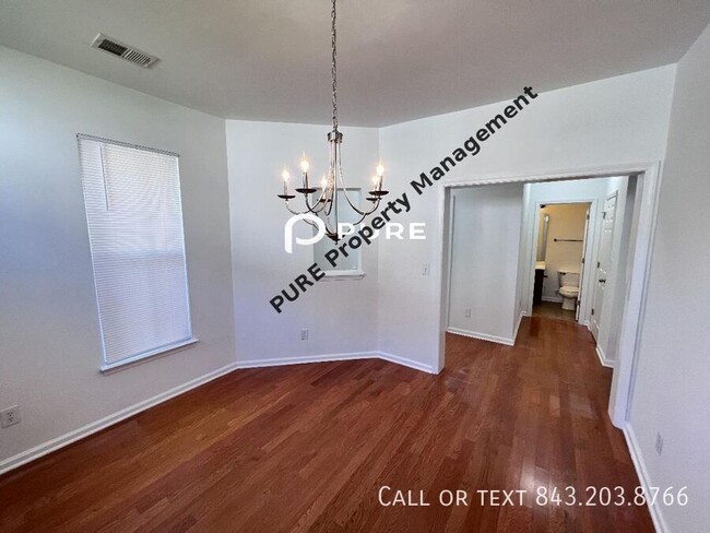 Photo - 153 Avonshire Dr