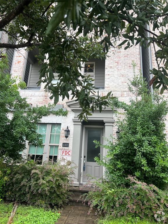 Building Photo - 1005 St Charles St Rental
