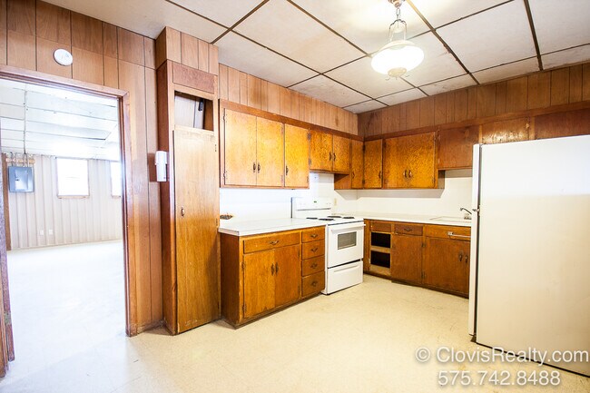 Kitchen - 2120 W 7th St Unit 2