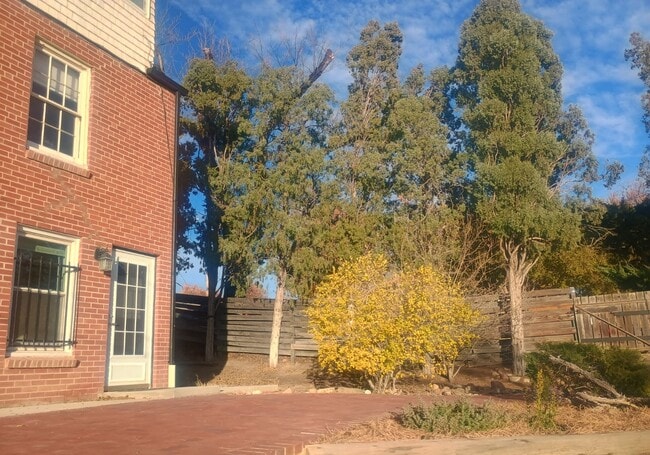 Building Photo - 700 W 17th St Unit # 1