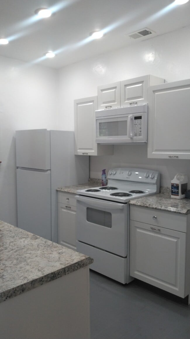Photo - 711 Avenue B NE