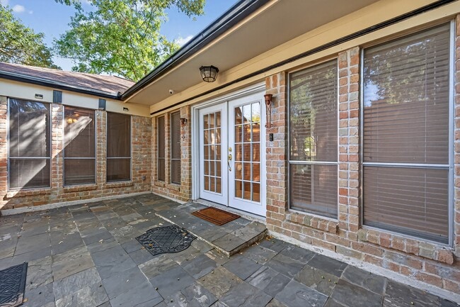 Photo - 13903 Chevy Chase Dr