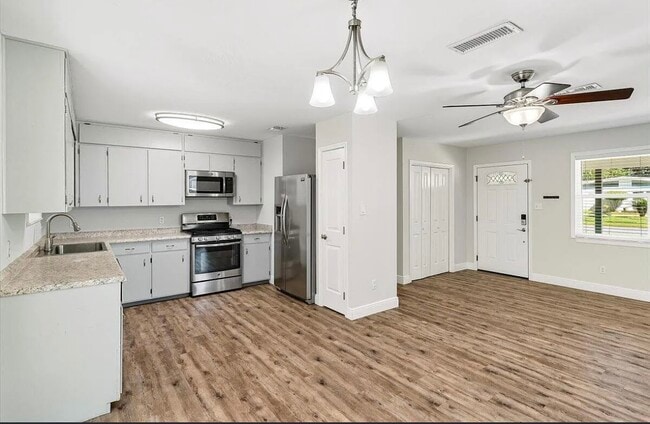Photo - 194 Coral Dr SW