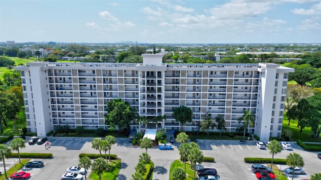 Building Photo - 3050 N Palm Aire Dr Unit 505