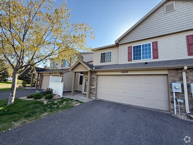 Building Photo - Beautiful 2 Bed, 2 Bath Townhome for Rent ...