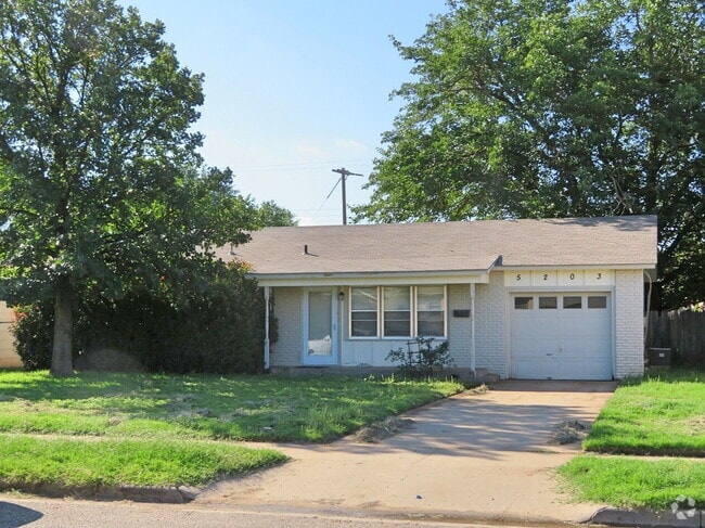 Building Photo - Home Located Minutes From Shopping Mall, R...