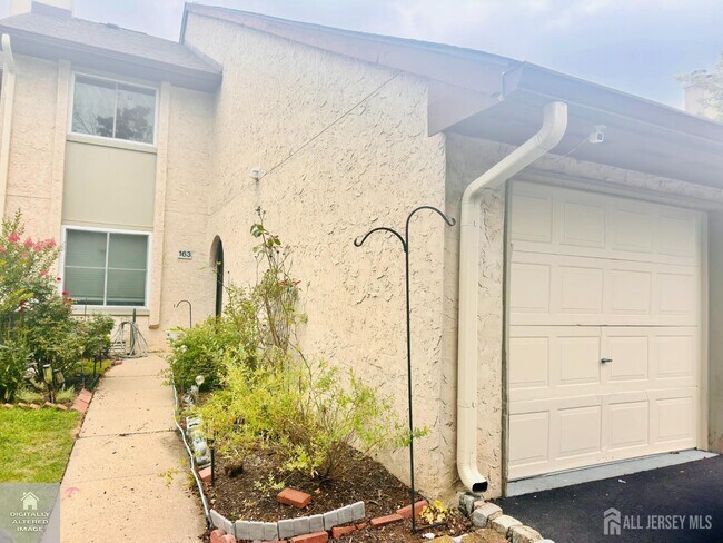Photo - 163 Thoreau Dr