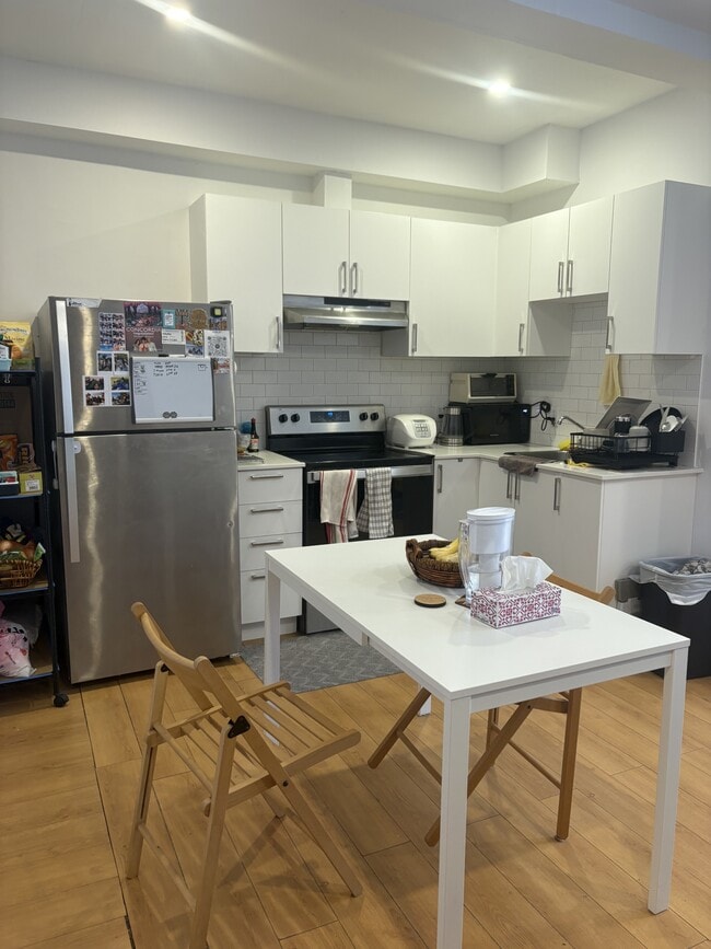 Building Photo - 5491 Av. Victoria Unit 115