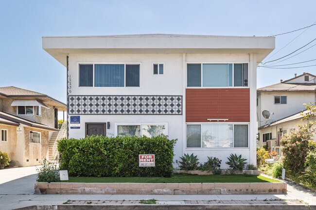 12236 Manor