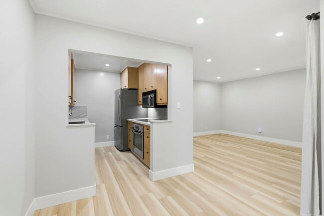 Building Photo - Move-In Ready 2 Bedroom/1 Bathroom Condo in The Heart of Mountain View!
