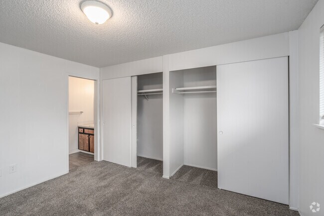 2 habitaciones, 1,5 baños - 895 pies cuadrados - Dormitorio - Sandman IV Apartamentos