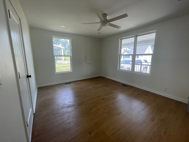 Photo - 517 W 11th St