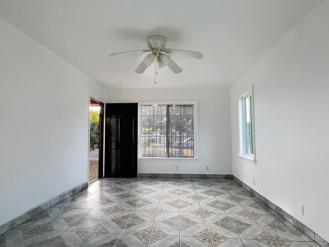 **3030 Caspian Way Long Beach** Front sing... - **3030 Caspian Way Long Beach** Front sing...