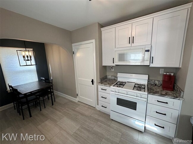 Photo - 21503 Collingham Ave
