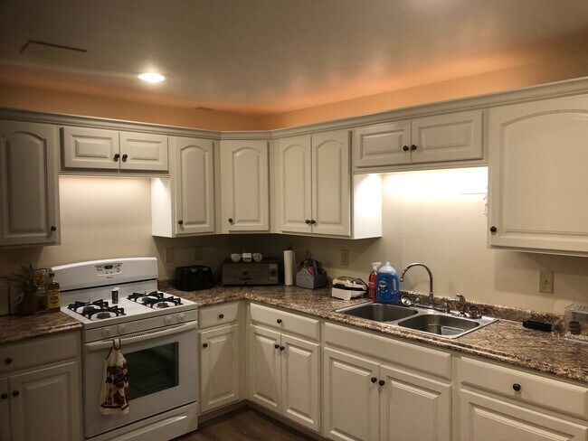 Kitchen - 4012 Buckeye Way Unit UWGB area apartment