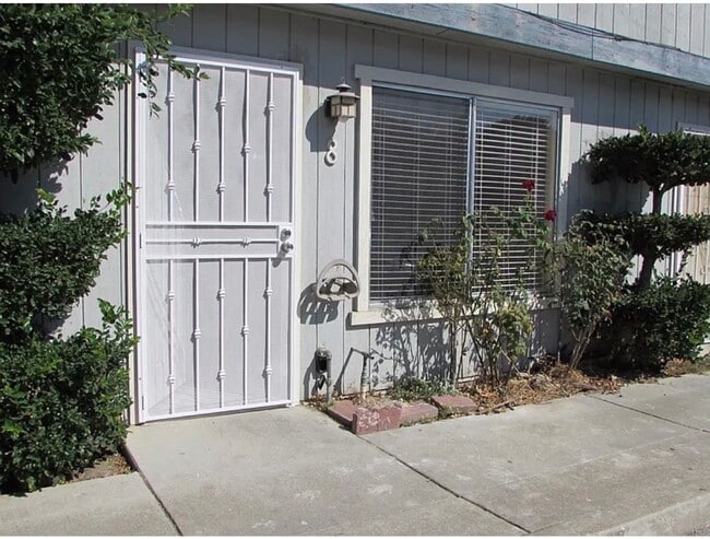 Building Photo - 2 Bed, 1 Bathroom Apartment Unit 8, Hollister, CA 95023