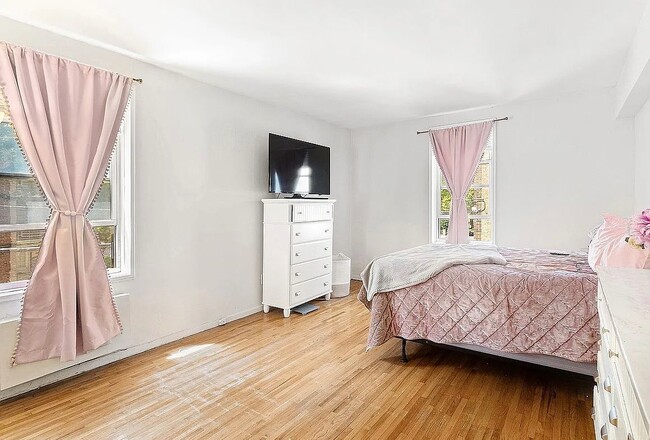 Photo - 6535 Broadway