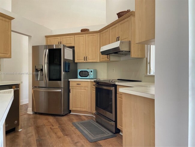 Photo - 785 Heron Rd