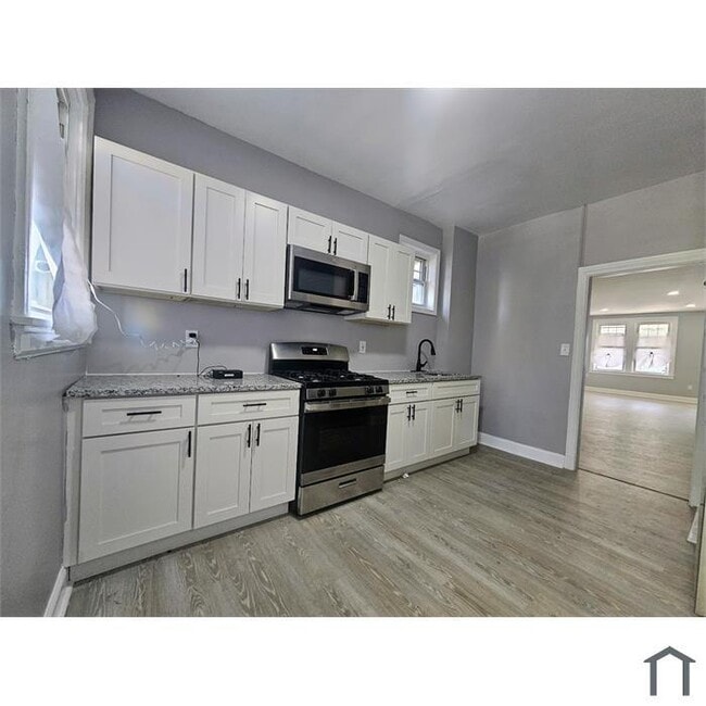 Building Photo - 3 Bedroom 2 Bathrooms