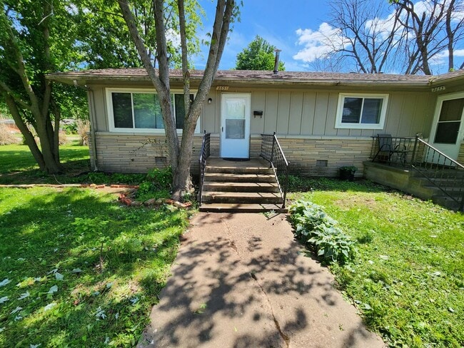 Building Photo - Spacious 2-Bedroom, 1-Bathroom Home AVAILABLE NOW!!