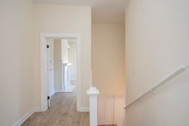 Building Photo - LOCATION! 1/1 Bed Bath Downtown!