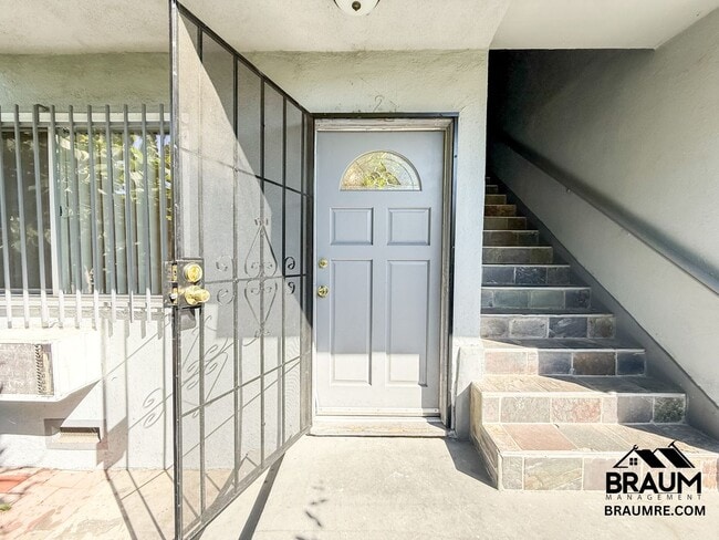 Photo - 2043 S Bedford St Unidad 2
