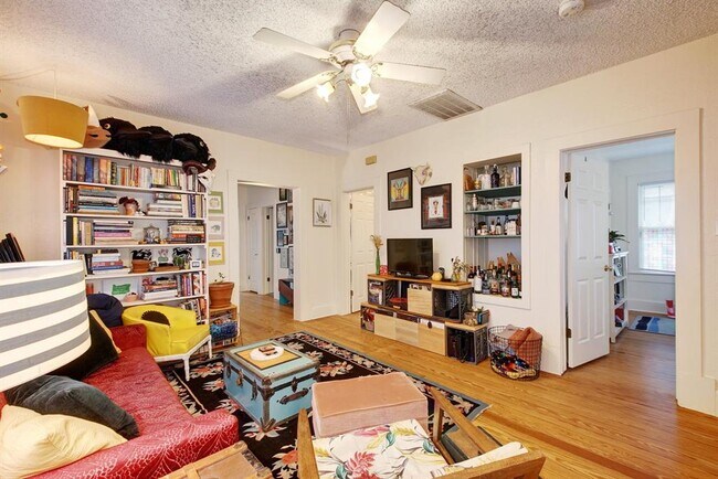 Photo - 919 E 40th St